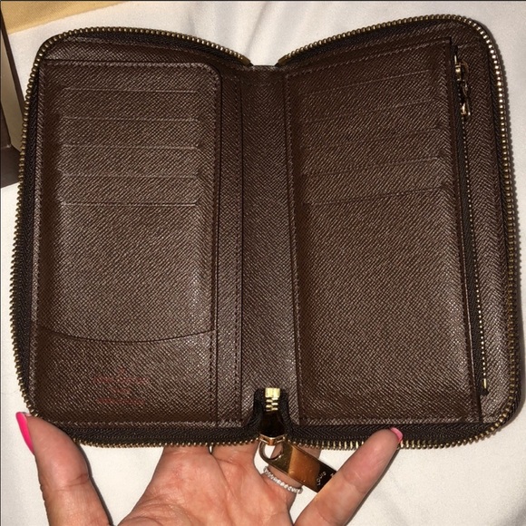 🦄 Louis Vuitton compact zippy wallet🦄 - Picture 4 of 8